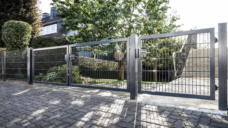 Dreiflügeliges Einfahrtstor vor einem Haus