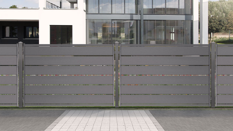 Grauer Sichtschutzzaun aus Aluminium Latten vor einem Haus