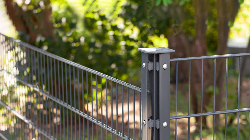 Eck-Zaunpfosten Typ AA - mit Alukappe und Flacheisenleiste