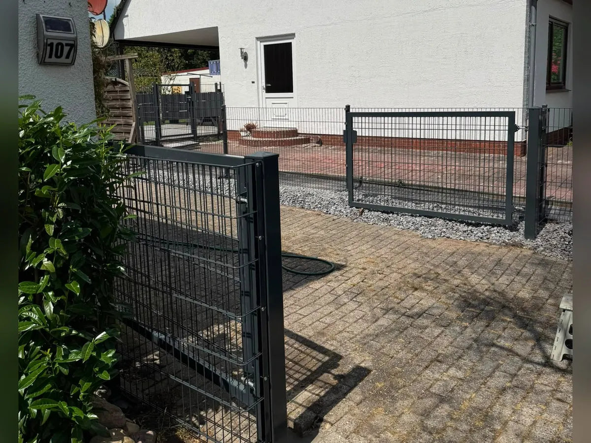 Von Zaunonkel montierter Doppelstabmattenzaun mit Tor in Rhauderfehn