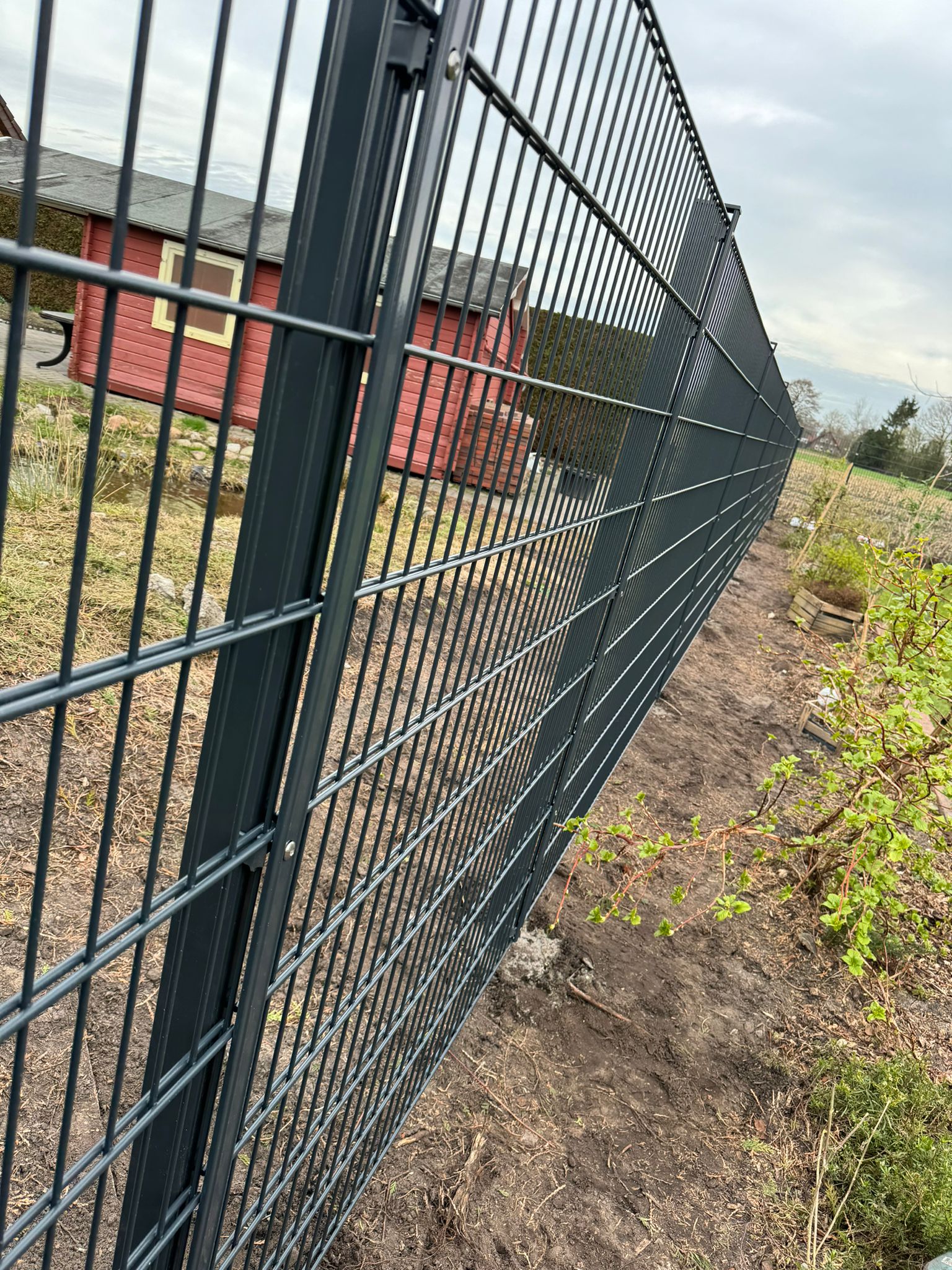 Ein Blickfang im Garten: Montage eines Doppelstabmattenzaun von Zaunonkel GmbH in Ostrhauderfehn